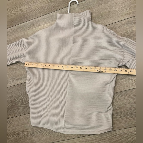 Tahari large Light Beige Ribbed Knit Sweater - Picture 5 of 6